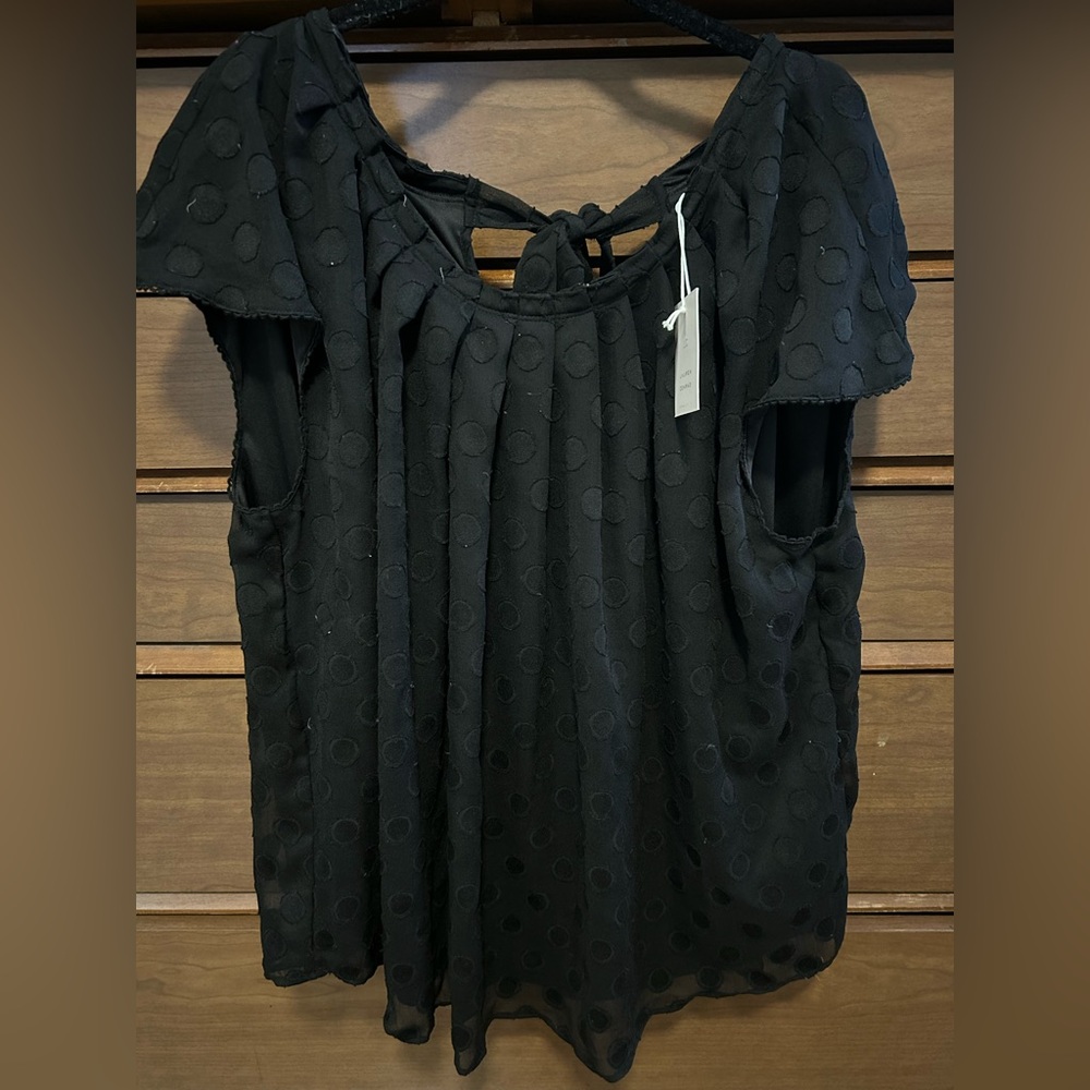 Pleat neck LC dot shirt with bow accent. NWT. 2x